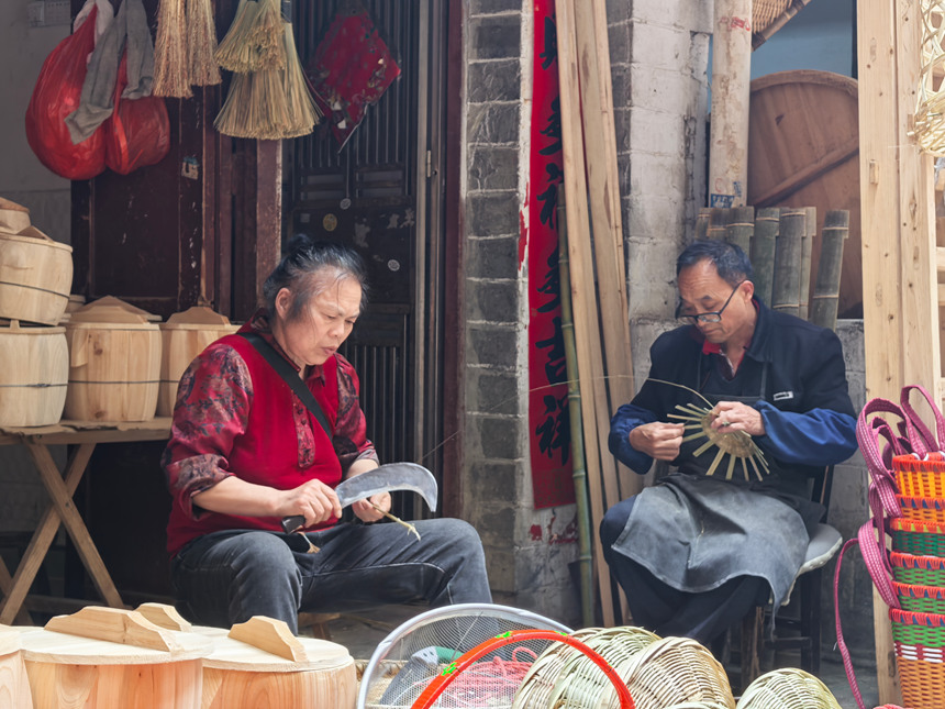 廖老二夫婦在攤前忙碌。