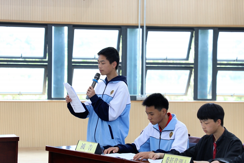 模擬法庭開展激烈辯論。.jpg