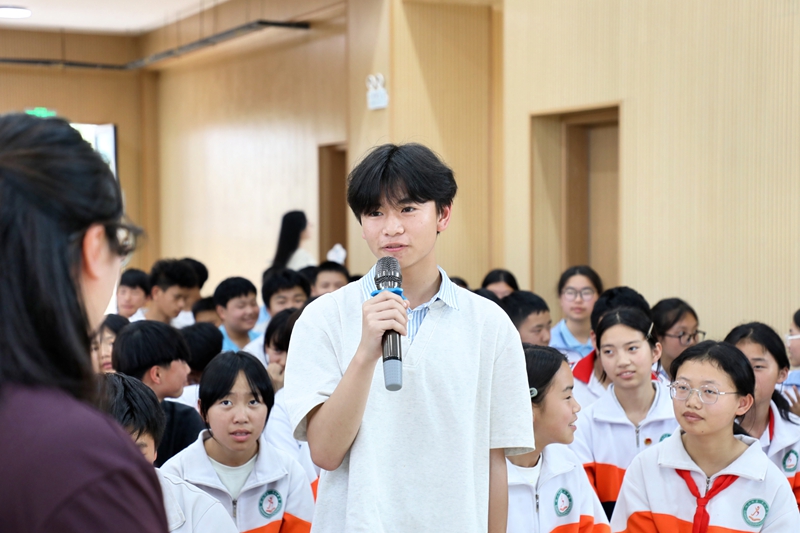 同學們向律師咨詢法律相關問題。.jpg