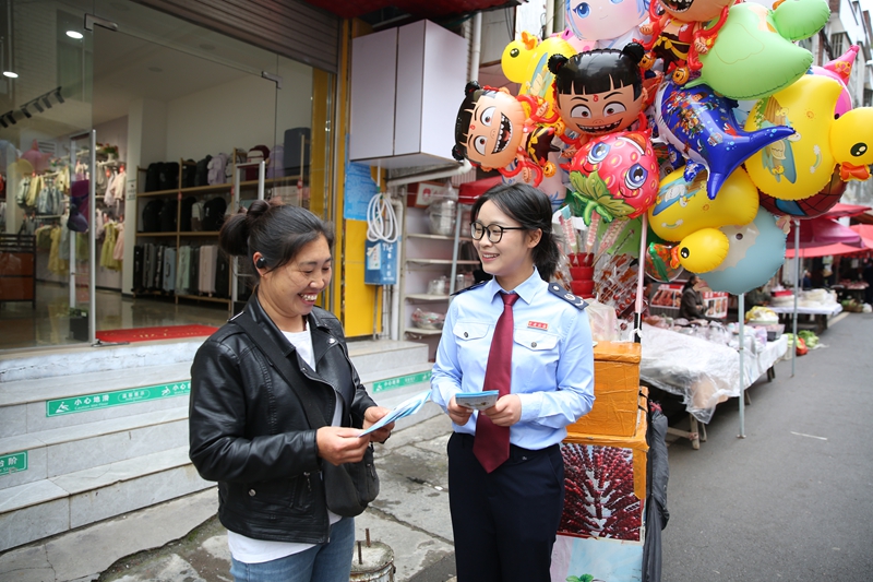 1 七星關區稅務局組建普法志願隊向當地個體工商戶與流動商販開展民法典宣傳活動（攝影：鄭婷）.jpg