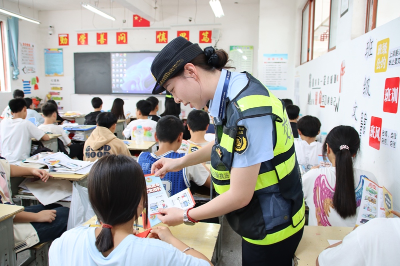 4 图为到丹寨县第二中学开展路政宣传月活动。