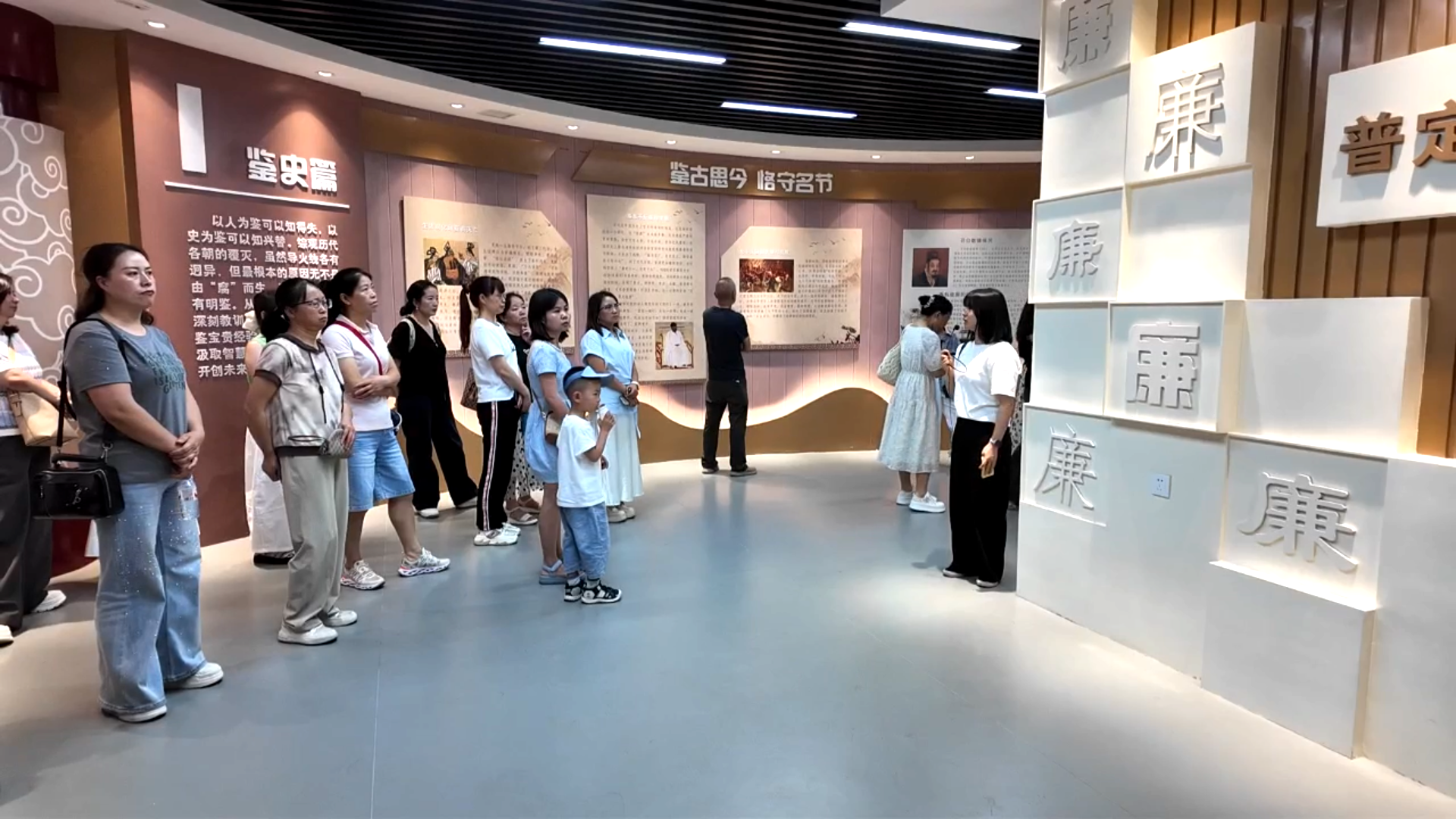 图为领导家属餐馆普定县全面从严治党警示教育基地（普定县家庭家教家风建设宣教点）