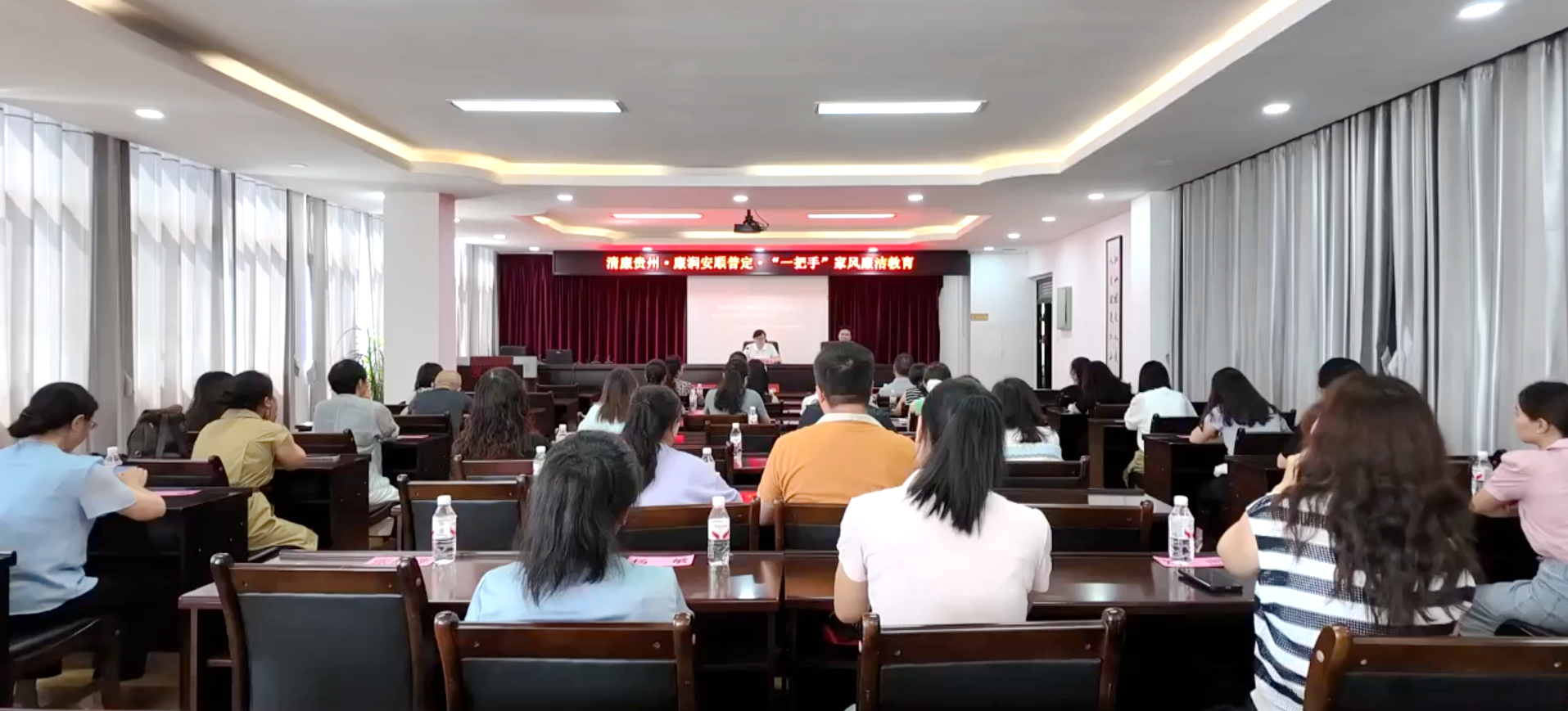 图为优良家风故事分享环节，两户荣获“最美家庭”表彰的家庭结合亲身经历，分享家风家训、廉洁故事与治家感悟。