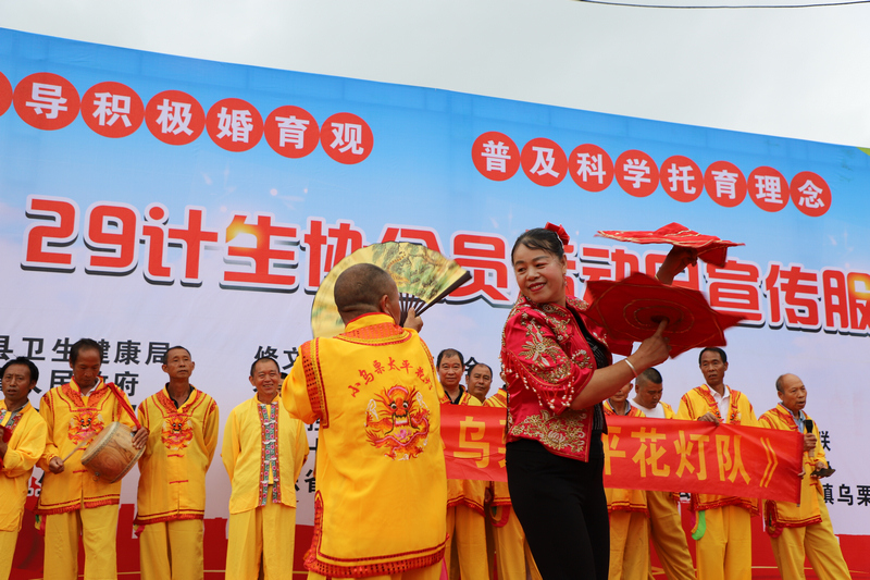 修文縣以“倡導積極婚育觀 普及科學托育理念”為主題的“5·29計生協會員活動日”活動在修文縣谷堡鎮舉行。