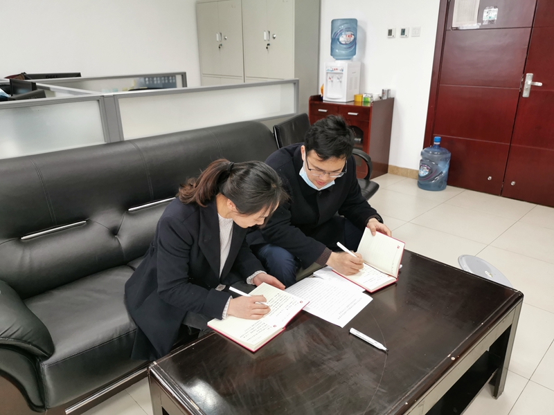 2、日常与同事讨论工作。贵州民航集团科技公司供图