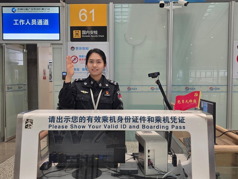 4、班组“党员先锋岗”竭诚为旅客服务。李雪嫣  摄