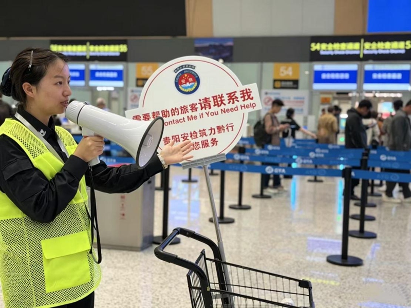 5、班组成员在移动式服务台指引旅客出行。夏明豪  摄