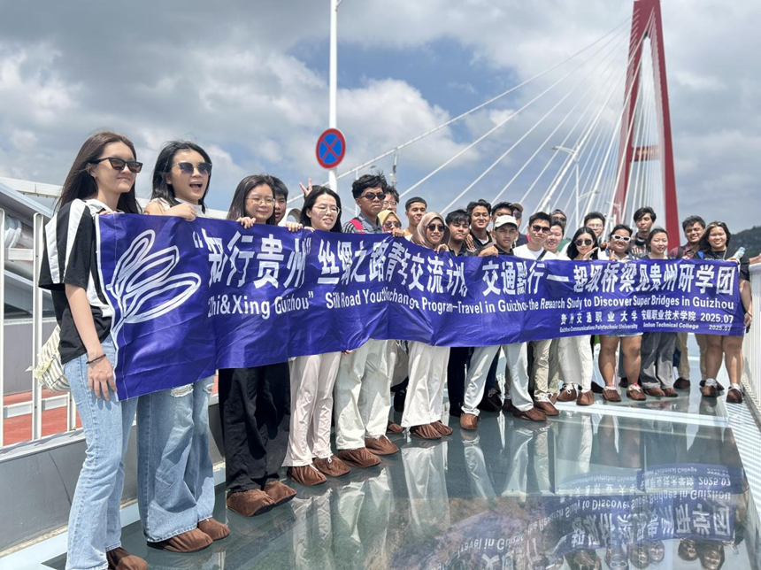 研学团合影留念。