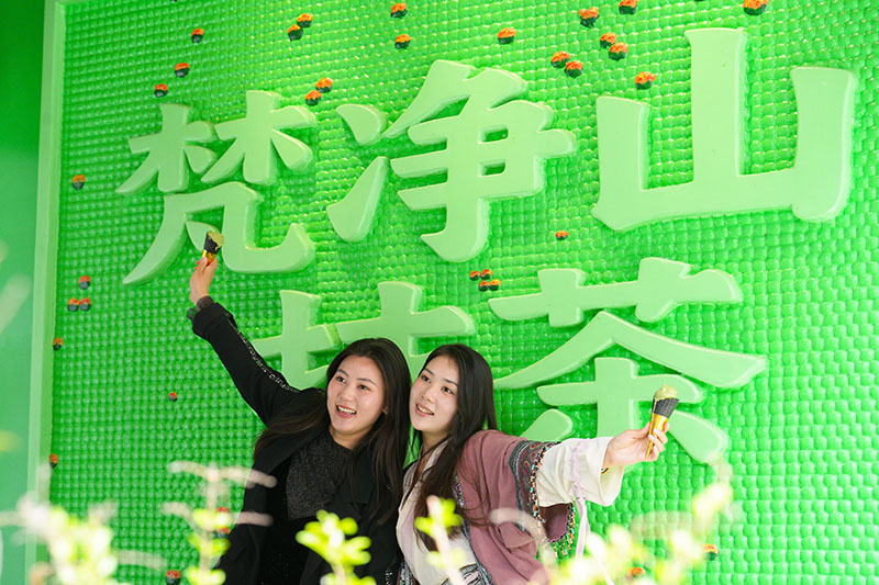 11图2026年4月23日，在贵州省铜仁市江口县梵抹抹茶体验馆，两名游客正在打卡拍照。