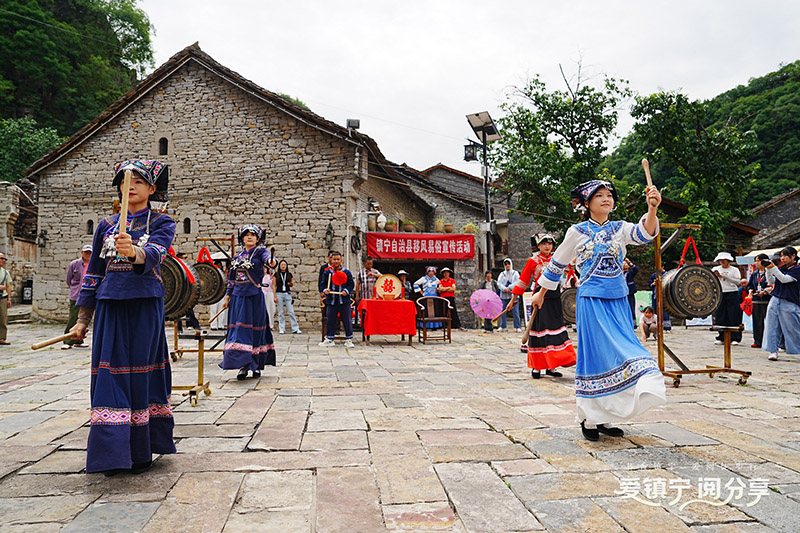 图为情景剧表演。