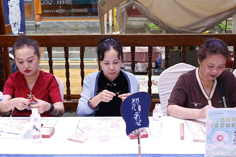 “爽爽银发课堂”现场手工课。