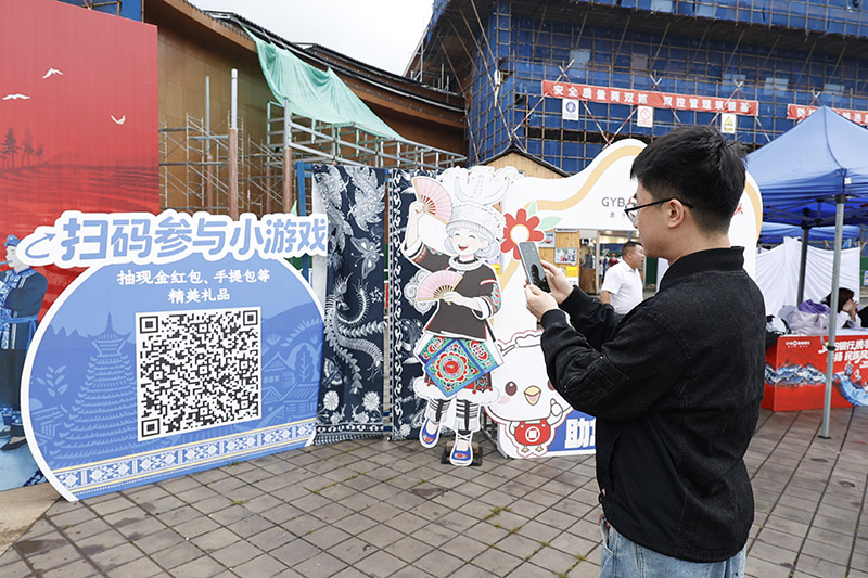 市民参与现场抽奖活动。
