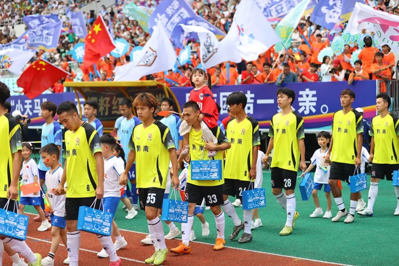 贵州“村超”冠军赛黔南主场燃情开赛.jpg
