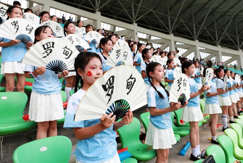 贵州少数民族啦啦队助威.jpg