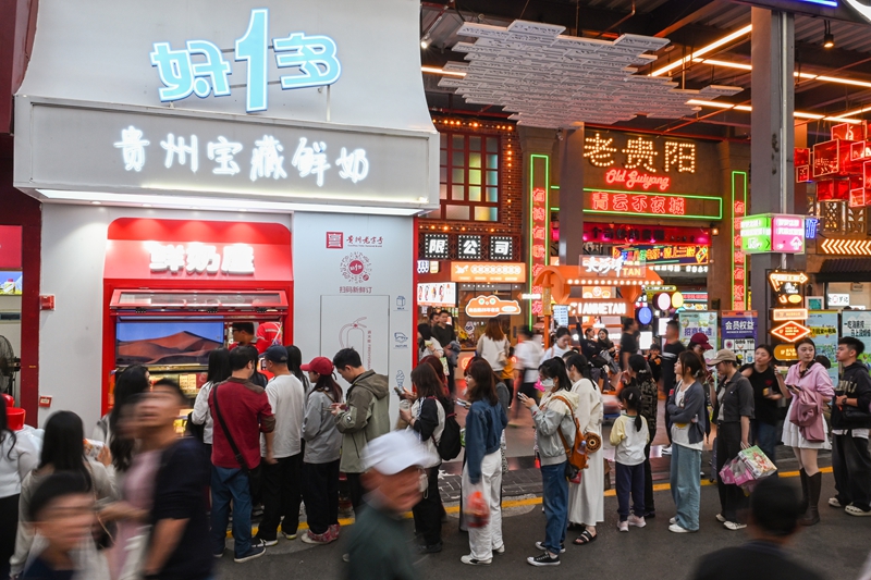 4 市民游客在好一多线下体验店排队购买系列乳品。.jpg