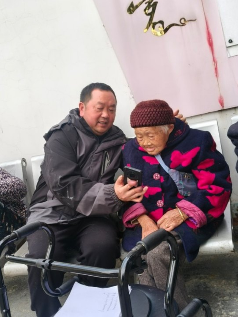 上门为群众办理养老认证。