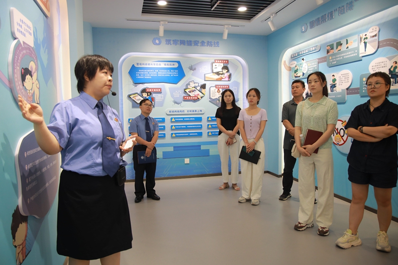 受邀代表參觀未成年人法治教育基地.jpg
