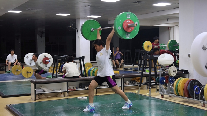 運動員們正在縣綜合體育館進行訓練.jpg