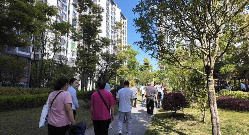 嘉宾团队实地走访重点旅居康养楼盘。