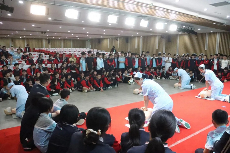 志愿者演示心肺复苏操作。