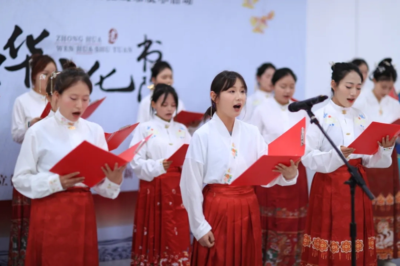 师生代表诵读王阳明《教条示龙场诸生》经典章节。