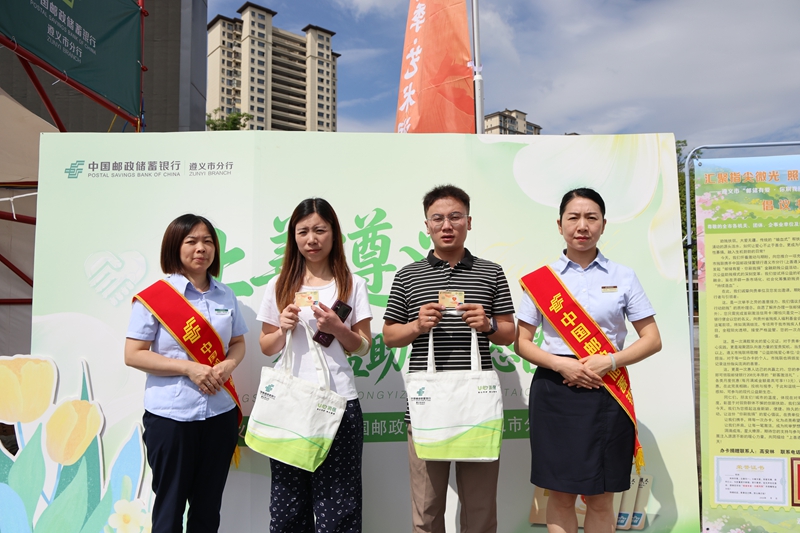 1-客户成功办理助残联名卡.JPG