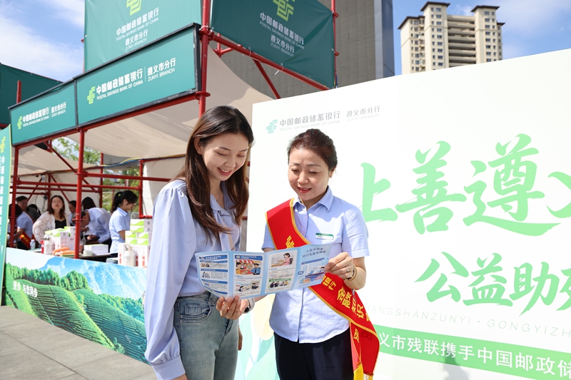 2-现场进行金融知识宣传.JPG