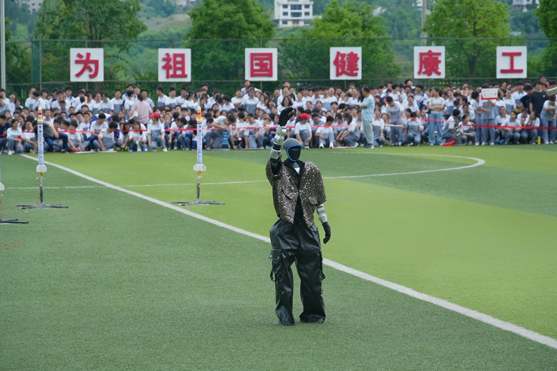 机器人展演（何敏 摄）.JPG