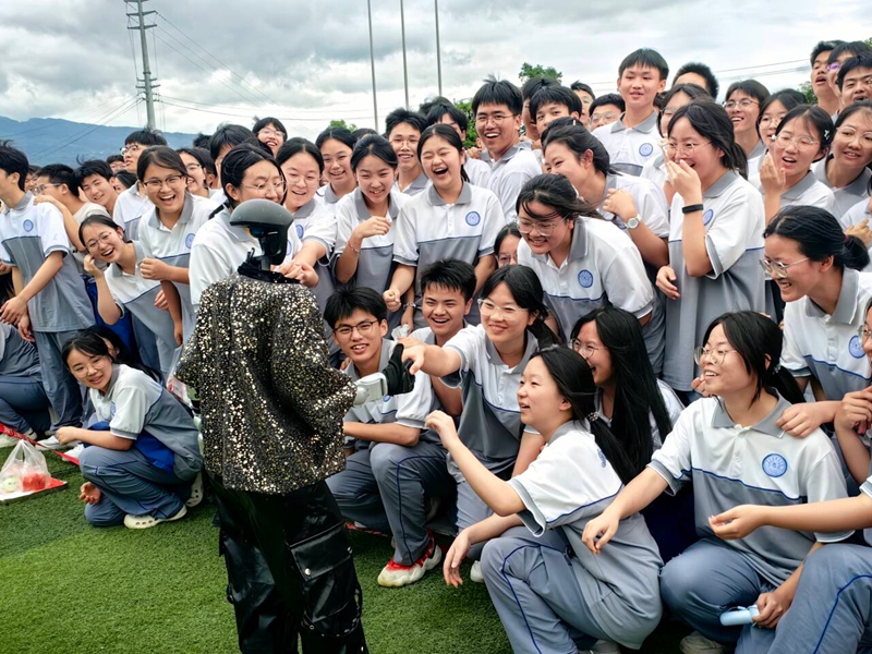学生与机器人互动（何敏摄）.jpg