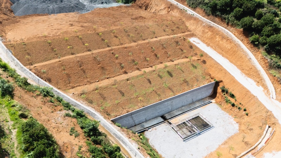 水城区煤矸石填沟造地试点项目建设现场。郭立摄