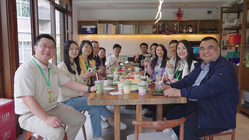 出席活动的嘉宾为梵净抹茶点赞.jpg