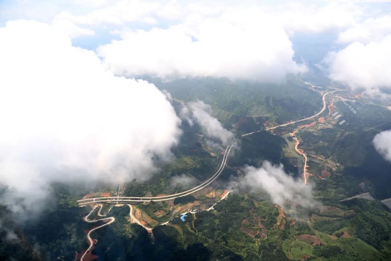 贵州省黔东南州黎平县境内的黎（平）洛（香）高速公路美景。杨代富摄