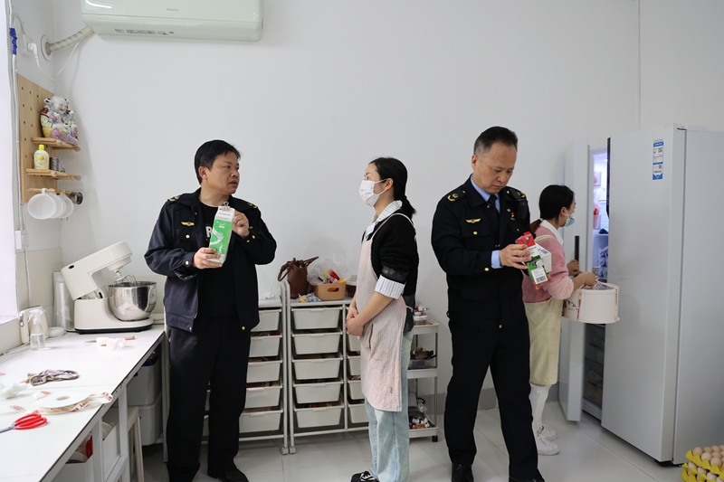 执法人员在一家网络蛋糕店铺检查 杨健摄.jpg