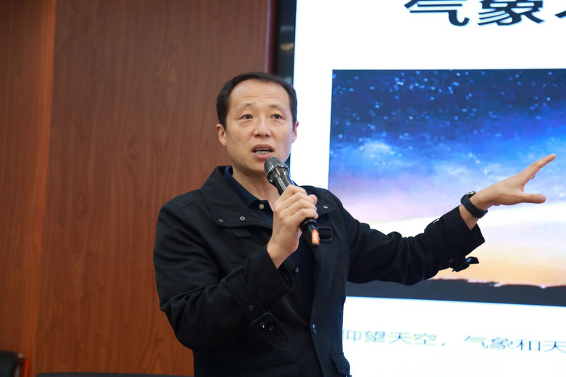 董全作报告。