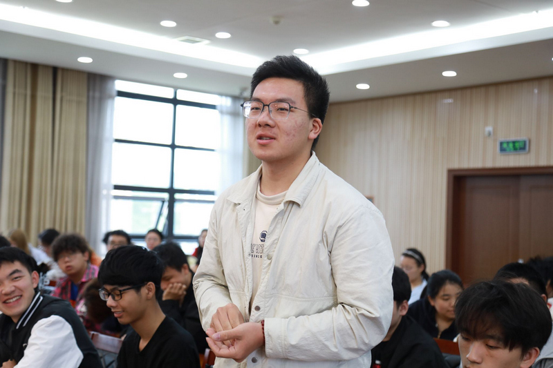 互动提问现场。