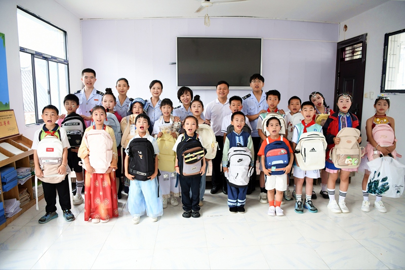 1 凯里市税务局志愿者团队走进舟溪镇小学，开展了一场以“书香传情·爱暖童心”为主题的爱心慰问活动。