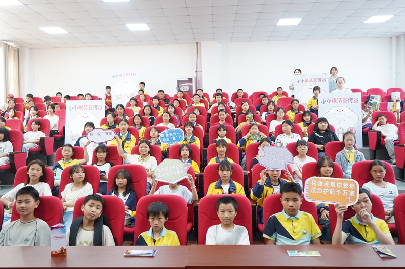 1 施秉县税务局走进杨柳塘镇中心小学，开展税法进校园暨青少年普法宣传活动。