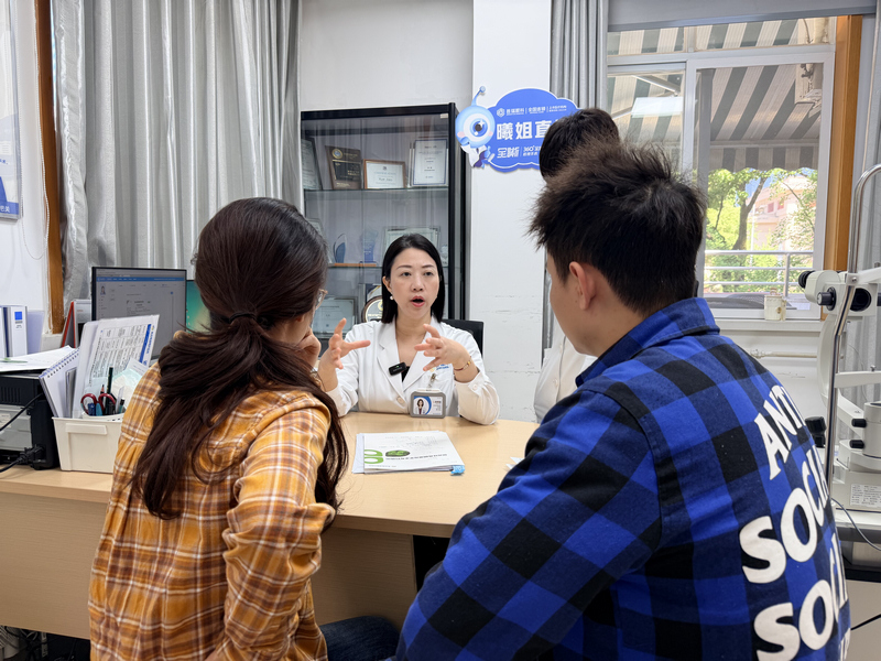 与患者沟通手术相关情况。