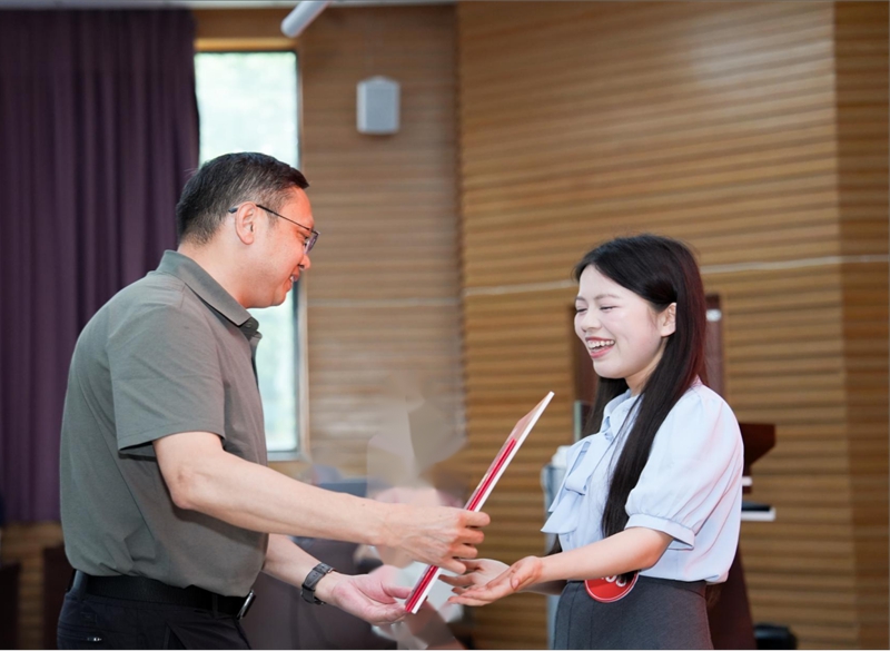 胡小兵为获得一等奖的教师颁奖.jpg