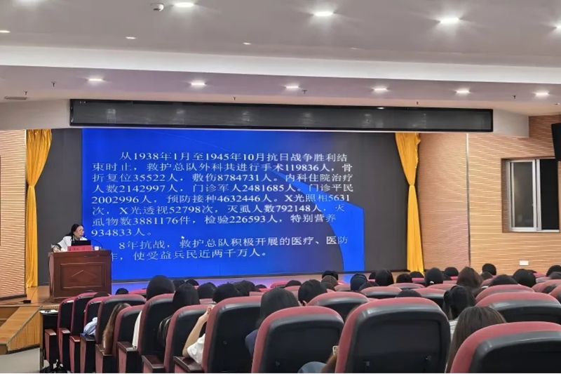 林亚莉在授课.jpg
