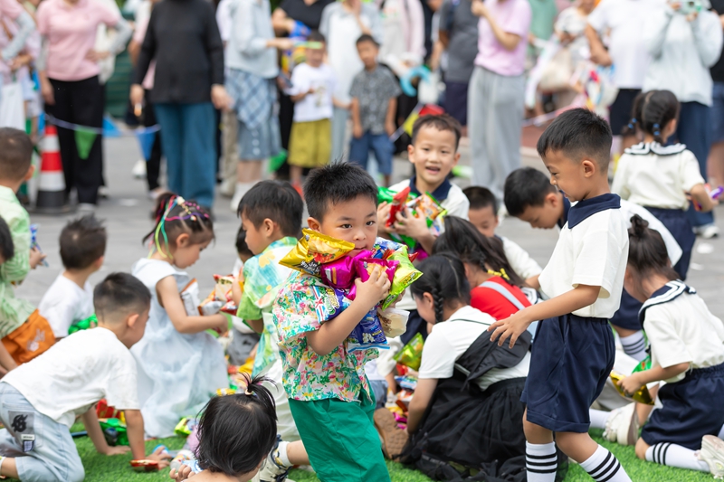 2026年6月1日，在貴州省黔南布依族苗族自治州羅甸縣蓮花幼兒園，小朋友在進行搶零食比賽。