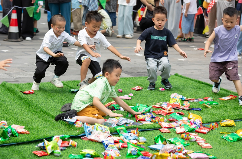 2026年6月1日，在貴州省黔南布依族苗族自治州羅甸縣蓮花幼兒園，小朋友在進行搶零食比賽。