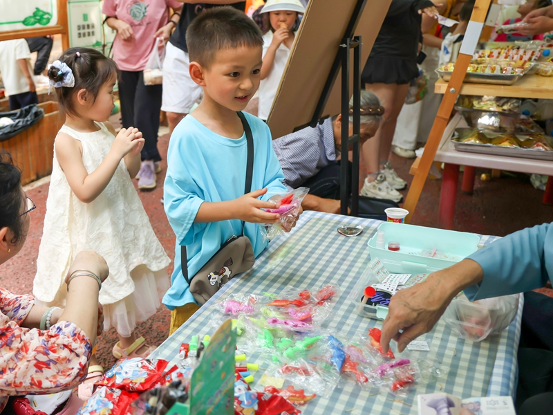2026年6月1日，在貴州省黔南布依族苗族自治州羅甸縣蓮花幼兒園，小朋友在跳蚤市場售賣商品。 