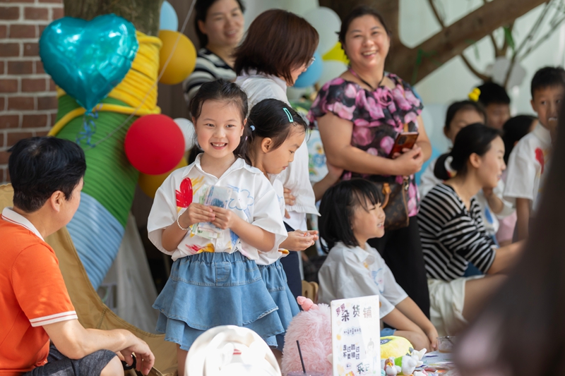 2026年6月1日，在貴州省黔南布依族苗族自治州羅甸縣蓮花幼兒園，小朋友在跳蚤市場售賣商品。