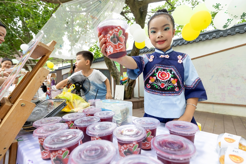 2026年6月1日，在貴州省黔南布依族苗族自治州羅甸縣蓮花幼兒園，小朋友在跳蚤市場售賣商品。