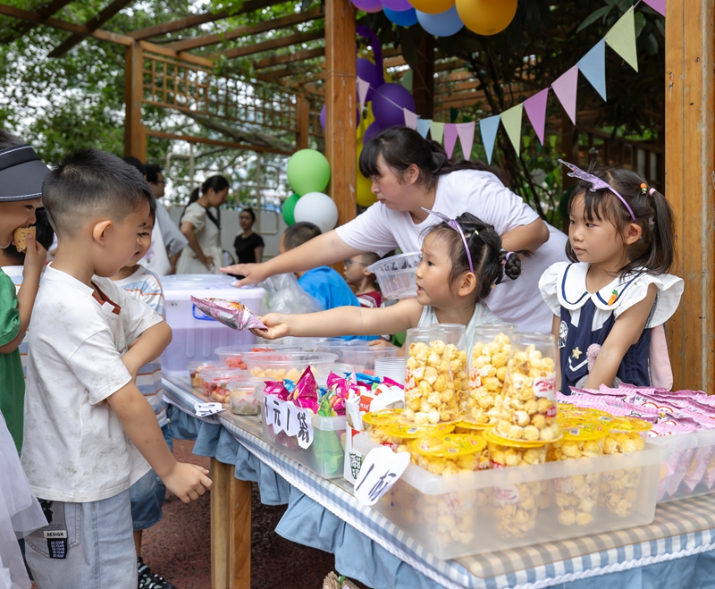 2026年6月1日，在貴州省黔南布依族苗族自治州羅甸縣蓮花幼兒園，小朋友在跳蚤市場售賣商品。