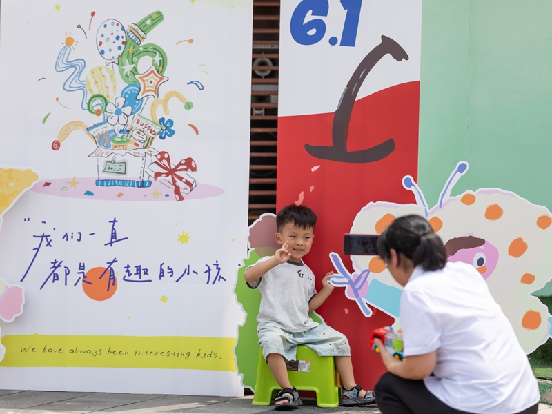 2026年6月1日，在貴州省黔南布依族苗族自治州羅甸縣蓮花幼兒園，小朋友在拍照。