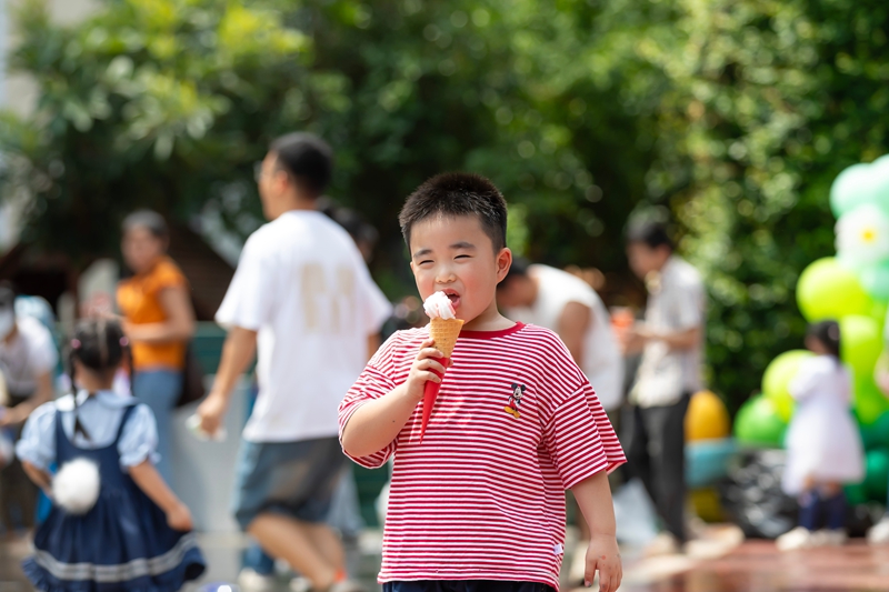 2026年6月1日，在貴州省黔南布依族苗族自治州羅甸縣蓮花幼兒園，小朋友在品嘗冰淇淋。