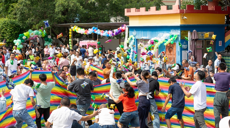 2026年6月1日，在貴州省黔南布依族苗族自治州羅甸縣蓮花幼兒園，家長們在進行零食大戰。