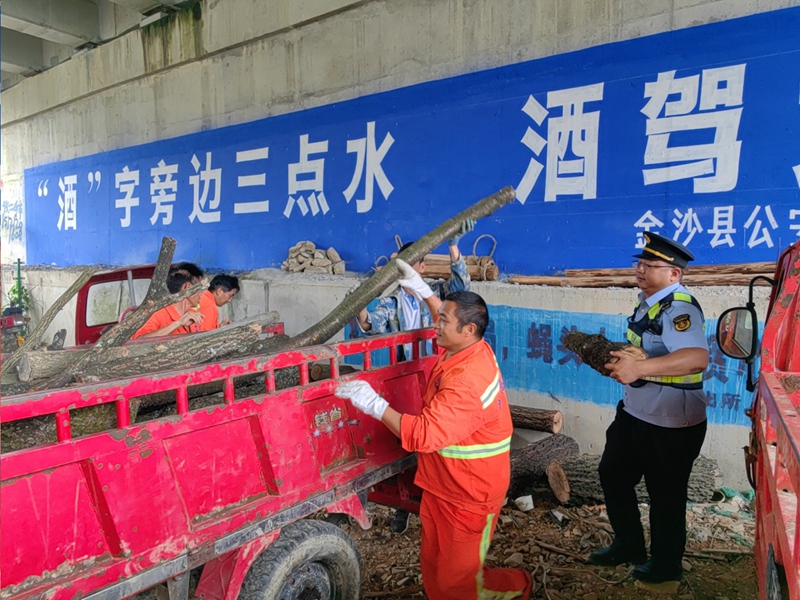 1 村民积极配合执法人员对堆放的杂物进行清理